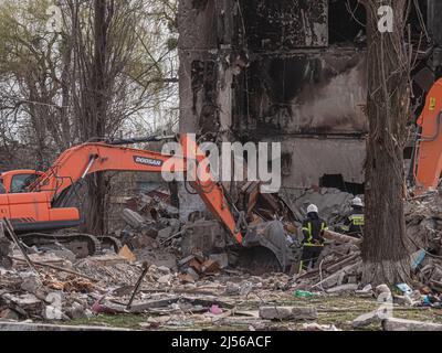 Borodyanka, Ukraine - avril 2022 : la guerre dans la ville ukrainienne, une bombe à air russe a frappé un immeuble résidentiel. La guerre en Ukraine, ruiné bâtiment après les bombardements. La bombe russe a frappé les bâtiments civils. Banque D'Images