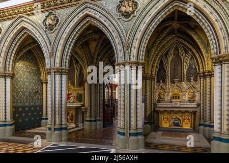 Intérieur néo-gothique orné de la chapelle St Cuthbert, Ushaw College, comté de Durham, Royaume-Uni (construit par Dunn et Hansom, 1884) Banque D'Images