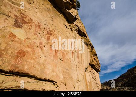 Le panneau d'art rupestre du Sego Canyon en Utah a été peint par les gens de la culture archaïque dans le style de Barrier Canyon entre 1 500 et 4 000 yea Banque D'Images