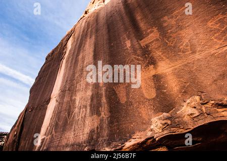 Les pétroglyphes de Fremont Culture de Seven Mile Canyon près de Moab, Utah, sculptés sur des murs de falaises de grès, ont plus de 800 ans. Banque D'Images