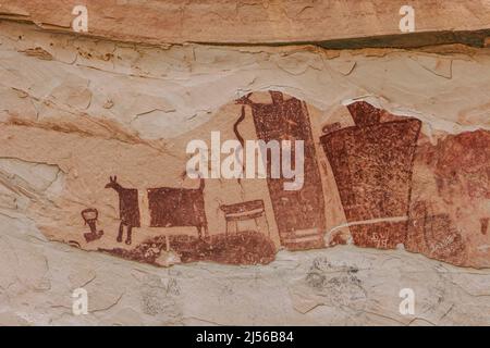 Le panneau de pictogrammes de Temple Mountain, sur la houle de San Rafael dans l'Utah, est un exemple d'art rupestre de style Barrier Canyon et a été peint par l'archaïque Banque D'Images