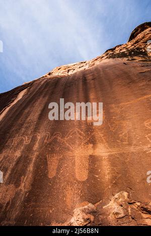 Les pétroglyphes de Fremont Culture de Seven Mile Canyon près de Moab, Utah, sculptés sur des murs de falaises de grès, ont plus de 800 ans. Banque D'Images