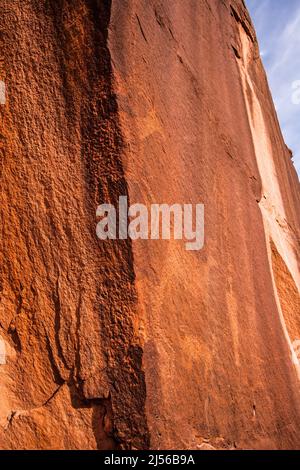 Les pétroglyphes de Fremont Culture de Seven Mile Canyon près de Moab, Utah, sculptés sur des murs de falaises de grès, ont plus de 800 ans. Banque D'Images