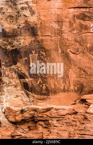 Les pétroglyphes de Fremont Culture du Kokopelli Panel dans Seven Mile Canyon près de Moab, Utah, sculptés sur des murs de falaises de grès, sont plus de 800 ans Banque D'Images