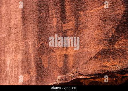 Les pétroglyphes de Fremont Culture de Seven Mile Canyon près de Moab, Utah, sculptés sur des murs de falaises de grès, ont plus de 800 ans. Banque D'Images