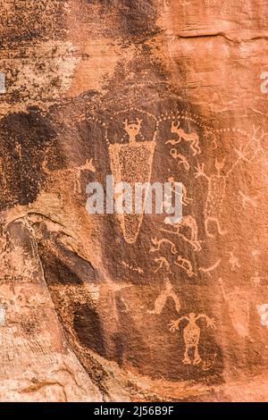 Les pétroglyphes de Fremont Culture du Kokopelli Panel dans Seven Mile Canyon près de Moab, Utah, sculptés sur des murs de falaises de grès, sont plus de 800 ans Banque D'Images