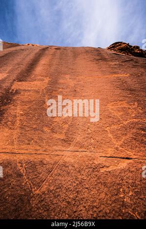 Les pétroglyphes de Fremont Culture de Seven Mile Canyon près de Moab, Utah, sculptés sur des murs de falaises de grès, ont plus de 800 ans. Banque D'Images