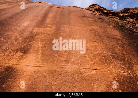 Les pétroglyphes de Fremont Culture de Seven Mile Canyon près de Moab, Utah, sculptés sur des murs de falaises de grès, ont plus de 800 ans. Banque D'Images