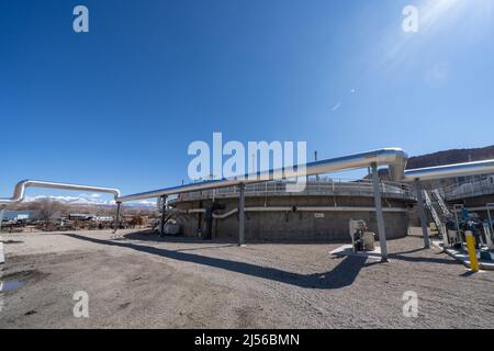 Un réservoir SBR ou un réservoir de réacteur séquentiel dans une usine de traitement des eaux usées de Moab, Utah. Le tuyau de glissement transporte l'air de procédé pour la procédure d'aération Banque D'Images