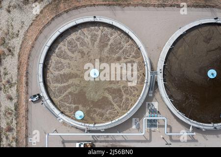 SBR ou usine de traitement des eaux usées à réacteur séquentiel à Moab, Utah. Le SBR à gauche est en phase d'aération, tandis que celui à droite est en phase Banque D'Images