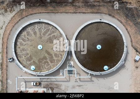 SBR ou usine de traitement des eaux usées à réacteur séquentiel à Moab, Utah. Le SBR à gauche est en phase d'aération, tandis que celui à droite est en phase Banque D'Images