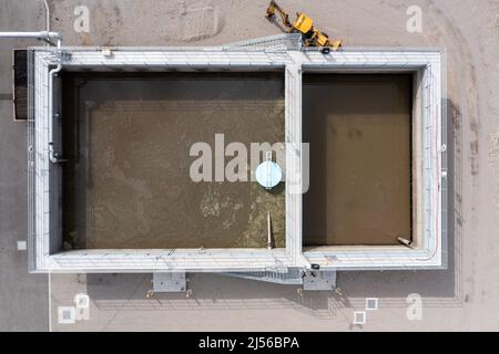 Vue aérienne d'une usine de traitement des eaux usées SBR ou d'un réacteur séquentiel à Moab, Utah. Le bassin de rétention des solides à gauche et le wquali sont illustrés Banque D'Images