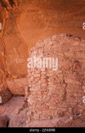 Pictogrammes anciens, River House ruine par la rivière San Juan, Shash JAA Unit - Bears Ears National Monument, Utah. Cet art rupestre amérindien est Banque D'Images