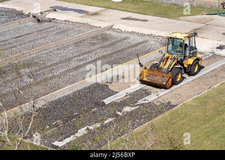 Séchage des boues traitées dans des lits de séchage de sable peu profonds avant leur élimination dans une usine municipale de traitement des eaux usées. Banque D'Images