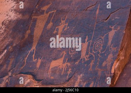 Fremont Culture pétroglyphes amérindiens sur un panneau d'art rupestre dans le canyon du fleuve Colorado près de Moab, Utah. Ces pétroglyphes sont d'environ 1000 Banque D'Images