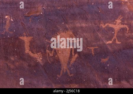 Fremont Culture pétroglyphes amérindiens sur un panneau d'art rupestre dans le canyon du fleuve Colorado près de Moab, Utah. Ces pétroglyphes sont d'environ 1000 Banque D'Images