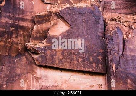 Fremont Culture pétroglyphes amérindiens sur un panneau d'art rupestre dans le canyon du fleuve Colorado près de Moab, Utah. Ces pétroglyphes sont d'environ 1000 Banque D'Images