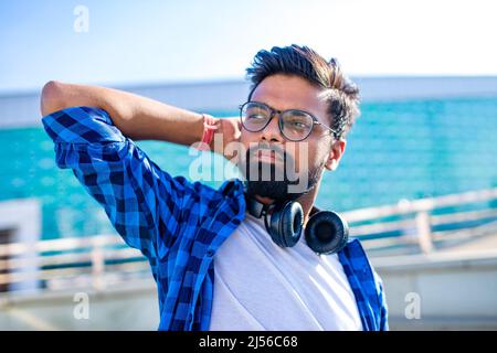 beau brunette barbu homme arabe écoutez les musiques de la rue en plein air Banque D'Images