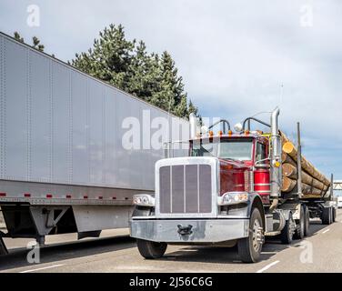 Classique populaire puissant robuste cheval de travail rouge cabine de jour grand tracteur semi-remorque transportant des troncs nettoyés grumes sur semi-remorque fonctionnant sur la h Banque D'Images