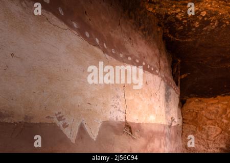 Un mur peint à l'intérieur du mur défensif dans la ruine de Moon House sur Cedar Mesa, Bears Ears National Monument, Utah. Le complexe Moon House Ruin est un g. Banque D'Images