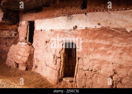 À l'intérieur du mur défensif de la Moon House Ruin sur Cedar Mesa, Bears Ears National Monument, Utah. Le complexe Moon House Ruin est un groupe d'anciens Banque D'Images