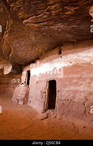 À l'intérieur du mur défensif de la Moon House Ruin sur Cedar Mesa, Bears Ears National Monument, Utah. Le complexe Moon House Ruin est un groupe d'anciens Banque D'Images