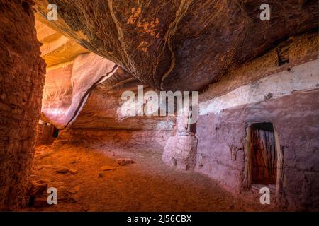 À l'intérieur du mur défensif de la Moon House Ruin sur Cedar Mesa, Bears Ears National Monument, Utah. Le complexe Moon House Ruin est un groupe d'anciens Banque D'Images