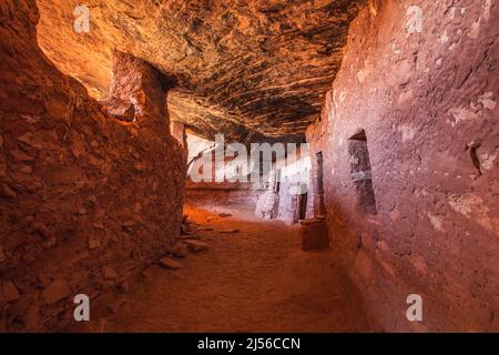 À l'intérieur du mur défensif de la Moon House Ruin sur Cedar Mesa, Bears Ears National Monument, Utah. Le complexe Moon House Ruin est un groupe d'anciens Banque D'Images