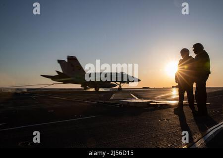 Les marins affectés au service aérien de l'USS Gerald R. Ford (CVN 78), ont une station de récupération en tant que F/A-18E Super Hornet, attachée au «Golden Warriors» de l'escadron de combat Strike (VFA) 87, débarquant sur le pont de vol, le 19 avril 2022. Ford est en cours dans l’océan Atlantique en menant des qualifications de transporteur et l’intégration du groupe de grève dans le cadre de la phase de base sur mesure du navire avant le déploiement opérationnel. (É.-U. Photo de la marine par le Spécialiste des communications de masse 2nd classe Zachary Melvin) Banque D'Images