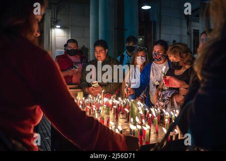 Buenos Aires, Argentine. 19th avril 2022. Bougies lumineuses fidèles demandant la santé et le travail aux portes du temple notre Dame de Balvanera. Après deux ans de pandémie, le grand festival de San Expedito a été célébré de nouveau dans l'église paroissiale de notre-Dame de Balvanera, dans le quartier cosmopolite de la ville de Buenos Aires. Comme chaque 19 avril, une multitude de fidèles pouvaient toucher l'image et vénérer le Saint de causes justes et urgentes. (Photo de Nacho Boullosa/SOPA Images/Sipa USA) crédit: SIPA USA/Alay Live News Banque D'Images