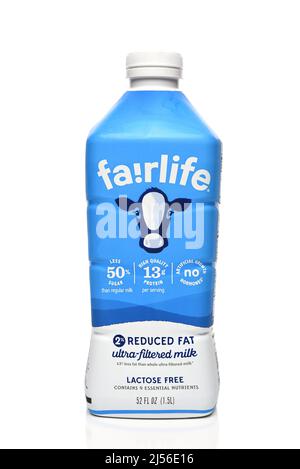 IRVINE, CALIFORNIE - 20 avril 2022 : une bouteille de 52 onces de lait écrémé réduit sans lactose Fairlife. Banque D'Images