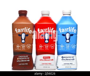 IRVINE, CALIFORNIE - 20 avril 2022 : trois bouteilles de lait Fairlife, entier, réduit de gras et de chocolat réduit de gras. Banque D'Images