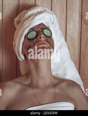 femme dans des serviettes blanches au spa Banque D'Images