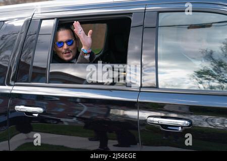 L'acteur Johnny Depp se déchaîne après avoir achevé le jour 6 de son procès en diffamation au palais de justice du comté de Fairfax, en Virginie, le mardi 19 avril Banque D'Images