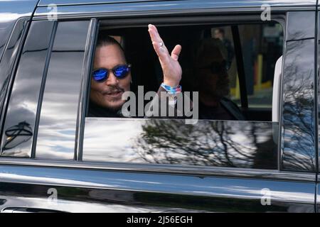L'acteur Johnny Depp se déchaîne après avoir achevé le jour 6 de son procès en diffamation au palais de justice du comté de Fairfax, en Virginie, le mardi 19 avril Banque D'Images
