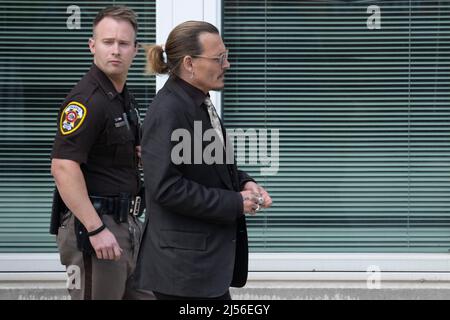 L'acteur Johnny Depp revient dans la salle d'audience après avoir pris une pause dans son procès pour diffamation au palais de justice du comté de Fairfax, à Fairfax, en Virginie, le mardi, avril Banque D'Images