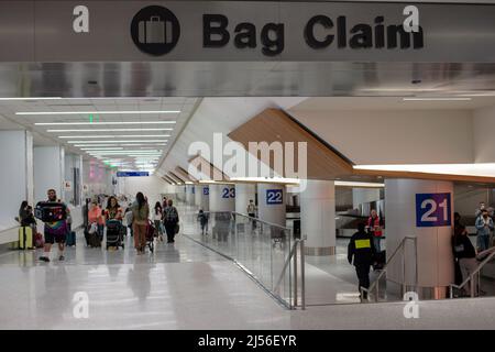 Los Angeles, CA avril 20th : réclamation Delta Bag au niveau inférieur du terminal 3 de LAX. Los Angeles, CA 20th avril 2022 crédit : Edward Kerns II/MediaPunch Banque D'Images