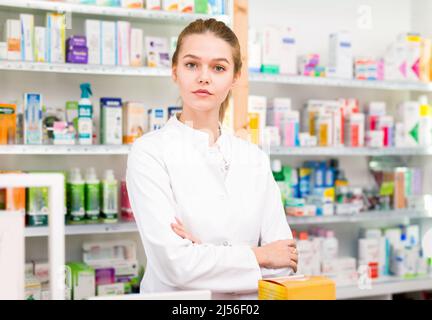 Portrait of young female pharmacist in positive pharmacie moderne Banque D'Images