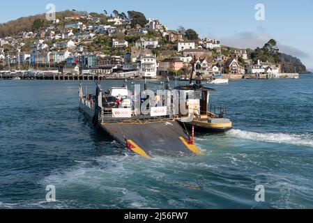 River Dart, South Devon, Angleterre, Royaume-Uni. 2022. Le traversier inférieur pour passagers et véhicules traversant la rivière Dart de Dartmouth à Kingswear avec un bélier de chargement Banque D'Images