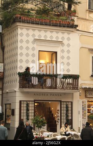 Visiteurs devant un café local à Amalfi, en Italie Banque D'Images