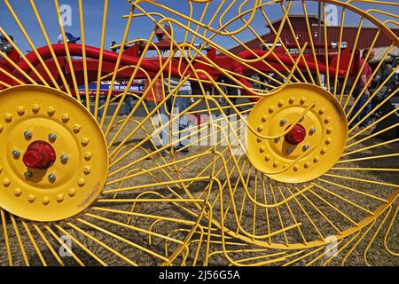 Les lames jaunes brillantes d'une machine à aiguier exposées lors d'une petite foire de campagne à Redmond, Oregon. Banque D'Images