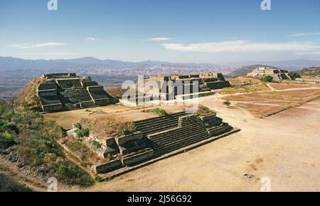 Une vue sur les temples et les pyramides de pierre à Monte Alban, une ville de 1 000 ans abandonnée Zapotec près d'Oaxaca, au Mexique, dans le sud de la Sierra Madre. Banque D'Images