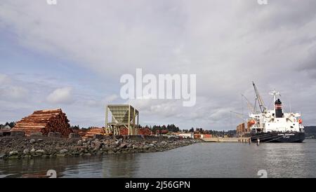 Le Global Discovery, un navire « vraquier » immatriculé au Vanuatu, sur les quais de Coos Bay, Oregon, chargeant des milliers de tonnes de pruche du Nord-Ouest du Pacifique et de grumes de sapin à destination d'Hiroshima, au Japon. Banque D'Images