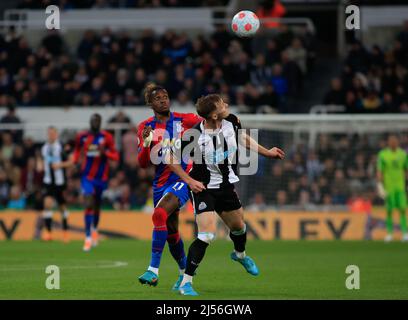 NEWCASTLE UPON TYNE, ROYAUME-UNI. AVR 20TH. Le mercredi 20th avril 2022, Wilfried Zaha, du Crystal Palace, prend la direction de l'Emil Krafth de Newcastle United lors du match de la Premier League entre Newcastle United et Crystal Palace à St. James's Park, à Newcastle. (Crédit : Michael Driver | MI News) crédit : MI News & Sport /Alay Live News Banque D'Images