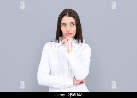 femme d'affaires en chemise blanche sur fond gris, portrait Banque D'Images