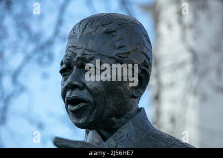 Détails de la statue de l'homme d'État sud-africain Nelson Mandela, vue sur la place du Parlement, Londres, Royaume-Uni. Banque D'Images