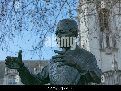 Détails de la statue de l'homme d'État sud-africain Nelson Mandela, vue sur la place du Parlement, Londres, Royaume-Uni. Banque D'Images