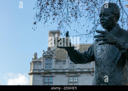 Détails de la statue de l'homme d'État sud-africain Nelson Mandela, vue sur la place du Parlement, Londres, Royaume-Uni. Banque D'Images