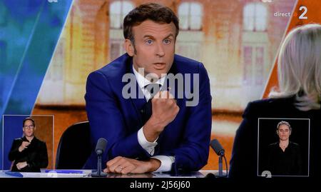 MACRON ET LE PEN DANS LE DÉBAT PRÉSIDENTIEL À LA TÉLÉVISION Banque D'Images