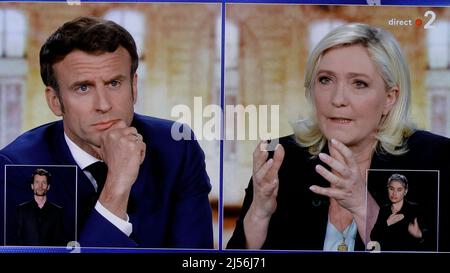 MACRON ET LE PEN DANS LE DÉBAT PRÉSIDENTIEL À LA TÉLÉVISION Banque D'Images